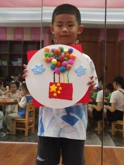 孩子们在家人的帮助下,制作出了五星红旗,生日蛋糕等手工作品,表达了