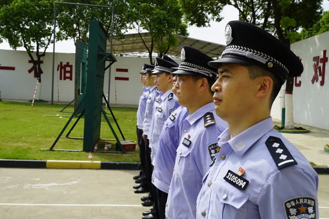 百炼铸铁军——宝山监狱组织民警开展队列训练