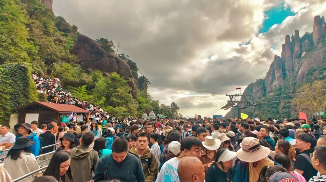 游客冷风中排队齐喊退票，江西三清山景区回应：已安全下山