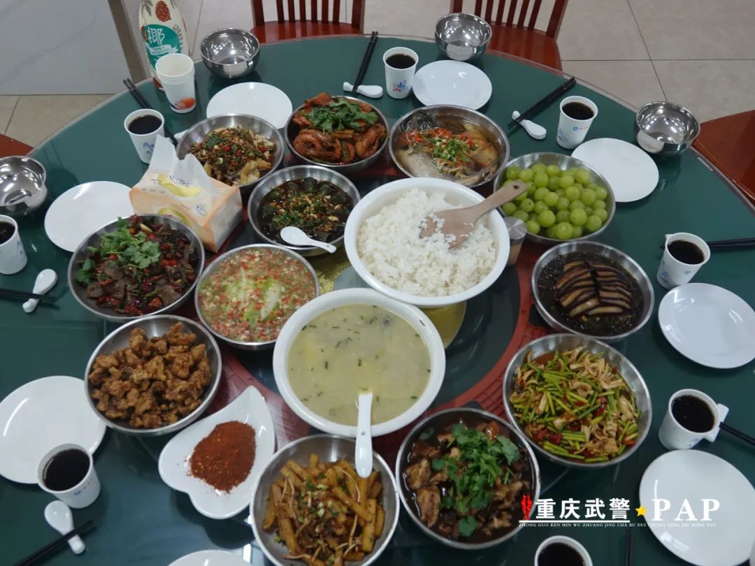 精心筹备国庆会餐用美味佳肴保障到"胃"新战友们脸上