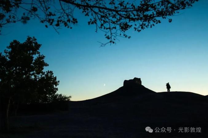 大漠陽關(guān)夕陽美景醉游人