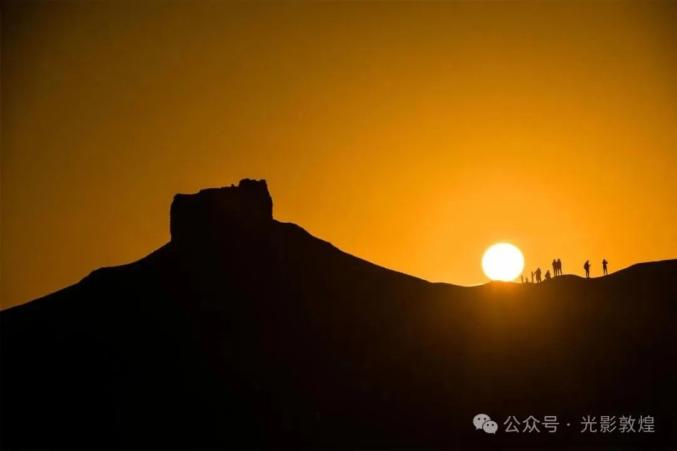 大漠陽關(guān)夕陽美景醉游人