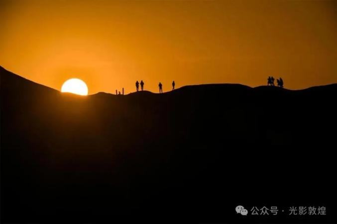 大漠陽關(guān)夕陽美景醉游人