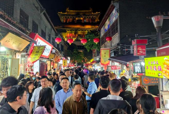【古都夜八点】不放假的老城顶流小吃街,好逛好吃!
