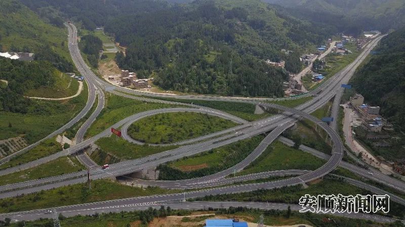 南北,贯穿东西的高速公路网,而紫云县城成了惠兴高速和赤望高速互通的