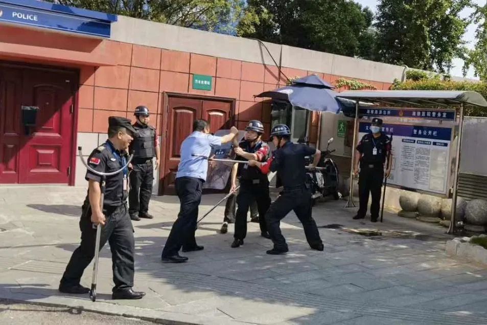 湖南法治报头版报道,长沙湘雅路派出所!