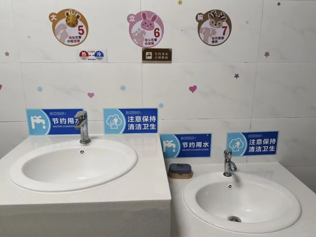 公共区域内设置醒目规范的指示牌,并加强卫生间环境保洁,提升儿童阅览
