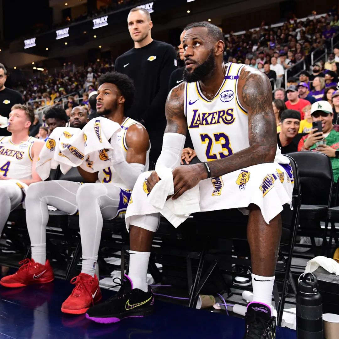 詹姆斯父子同台合砍19分 湖人季前赛不敌太阳_NBA父子同场历史首次_勒布朗詹姆斯父子同台