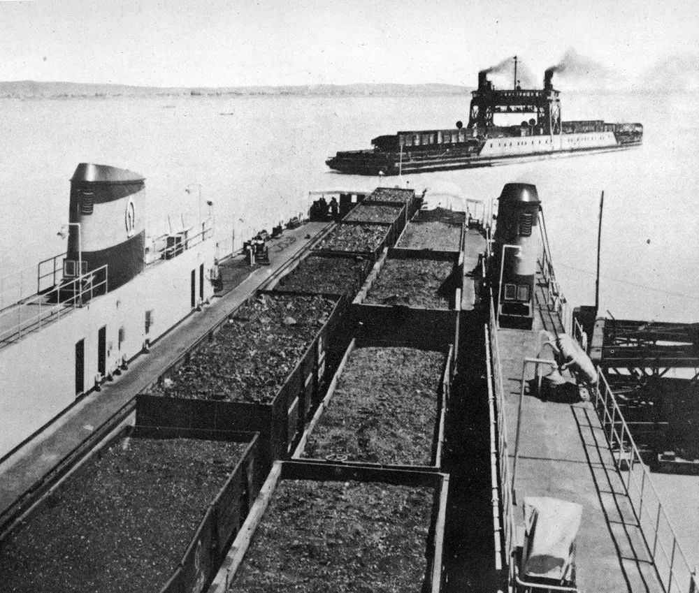 很久以前,从车务段大楼旁的小巷进入浦口火车站内,能一睹老旧月台和