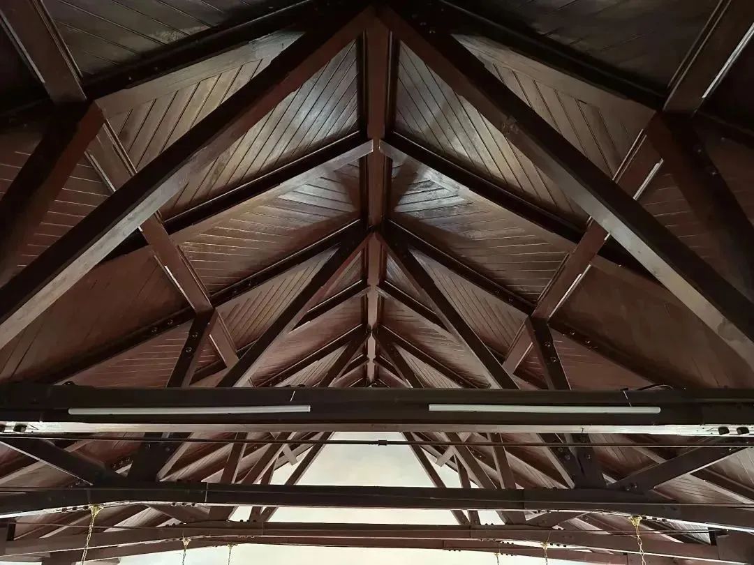 屋顶木屋架结构屋檐下的斗拱和彩画03.