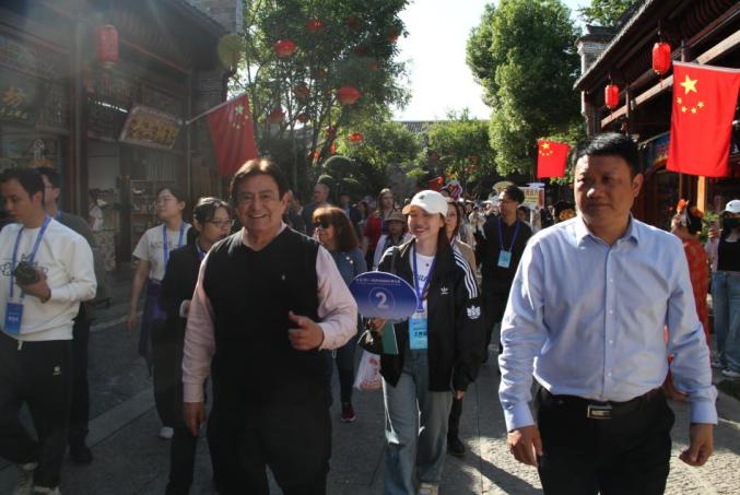 不远万里，只因有你~全球旅行商走进房县西关印象