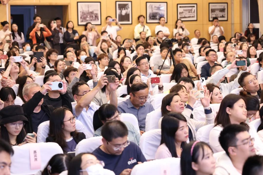 校友吴晓波复旦演讲，500多个名额瞬间秒没