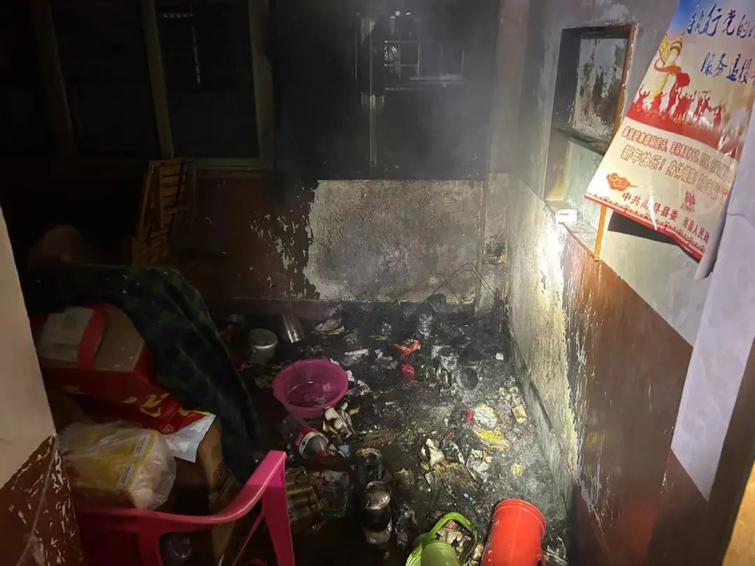 将奶奶搀扶到安全区域随后根据现场情况展开灭火经过处置明火被成功扑灭据悉事发当晚楼下的邻居隐约听见有人