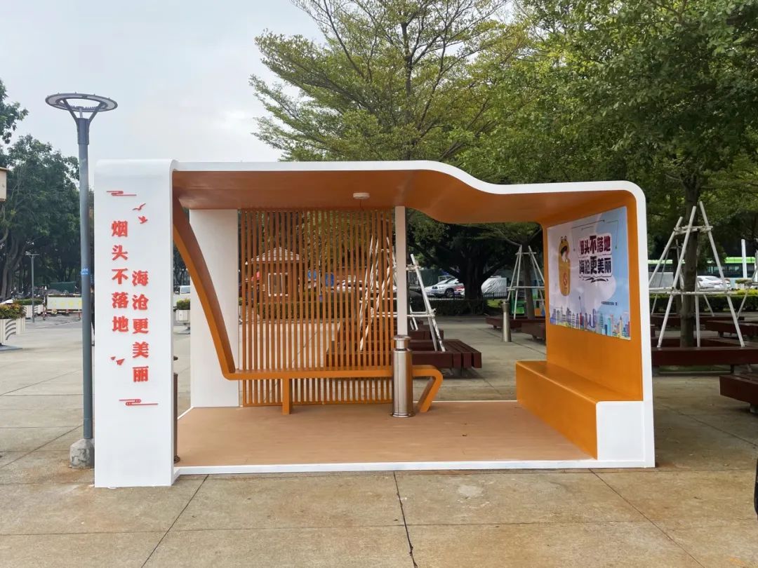 亭吸烟亭与周围的建筑风格相得益彰,内设灭烟杆,宣传栏,休息座椅等,为
