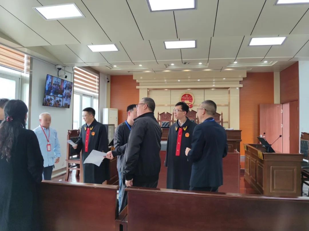 "请审判长,审判员,人民陪审员入庭,全体起立",随着法槌的敲响,一起由