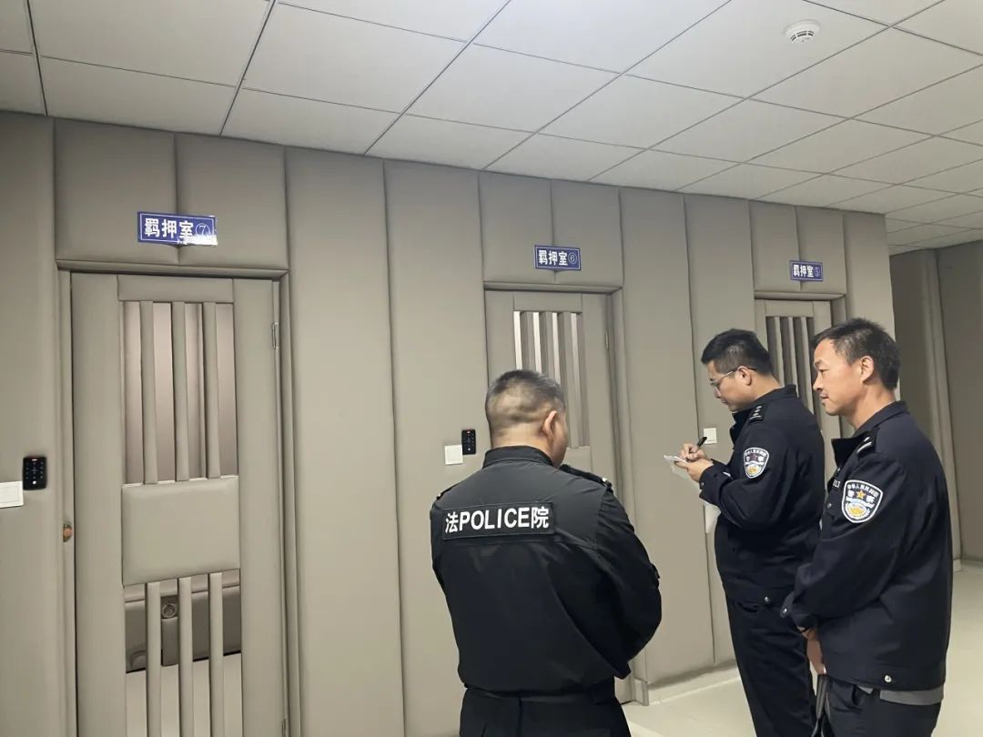 检查组人员以暗访形式对安检流程,诉讼服务中心秩序,安检人员着装等