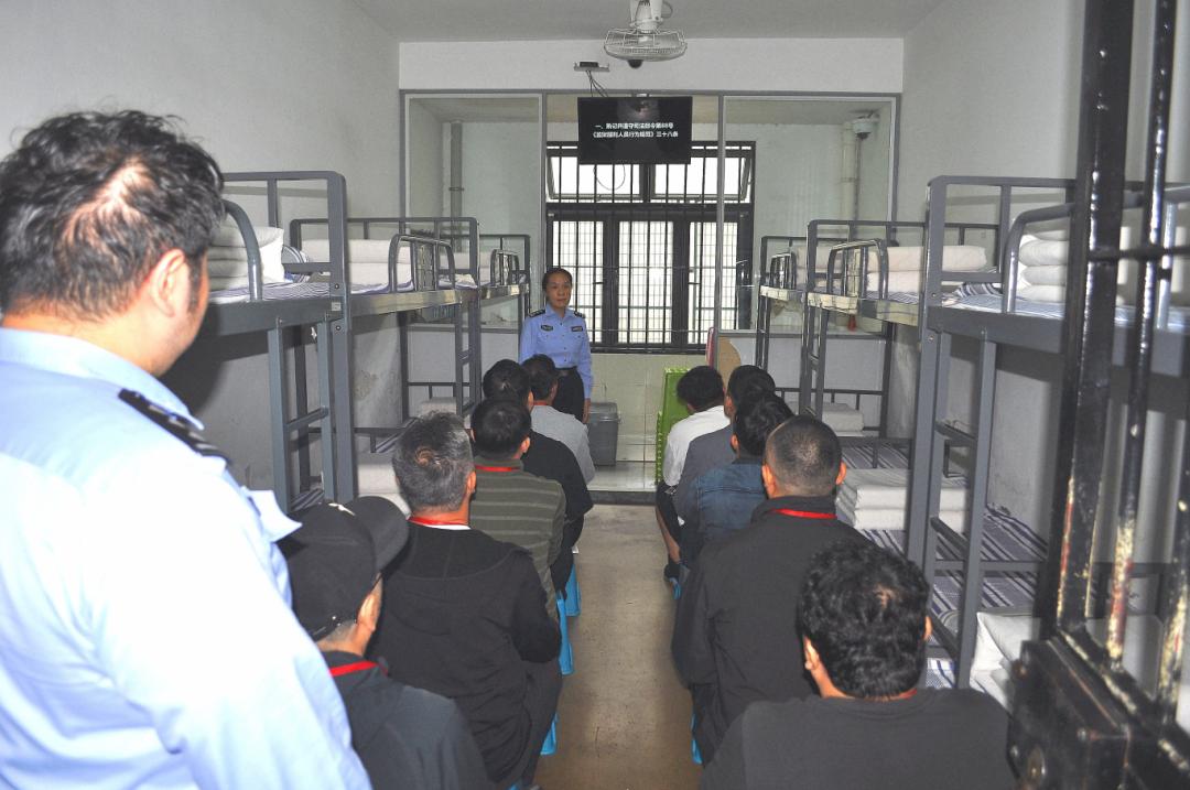在监狱民警的带领下,社区矫正对象们有序参观了罪犯监舍,整洁却充满