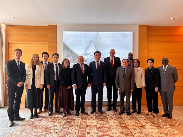 帕夫拉克表示,波中两国传统友好,杜达总统今年6月访华成果丰硕.