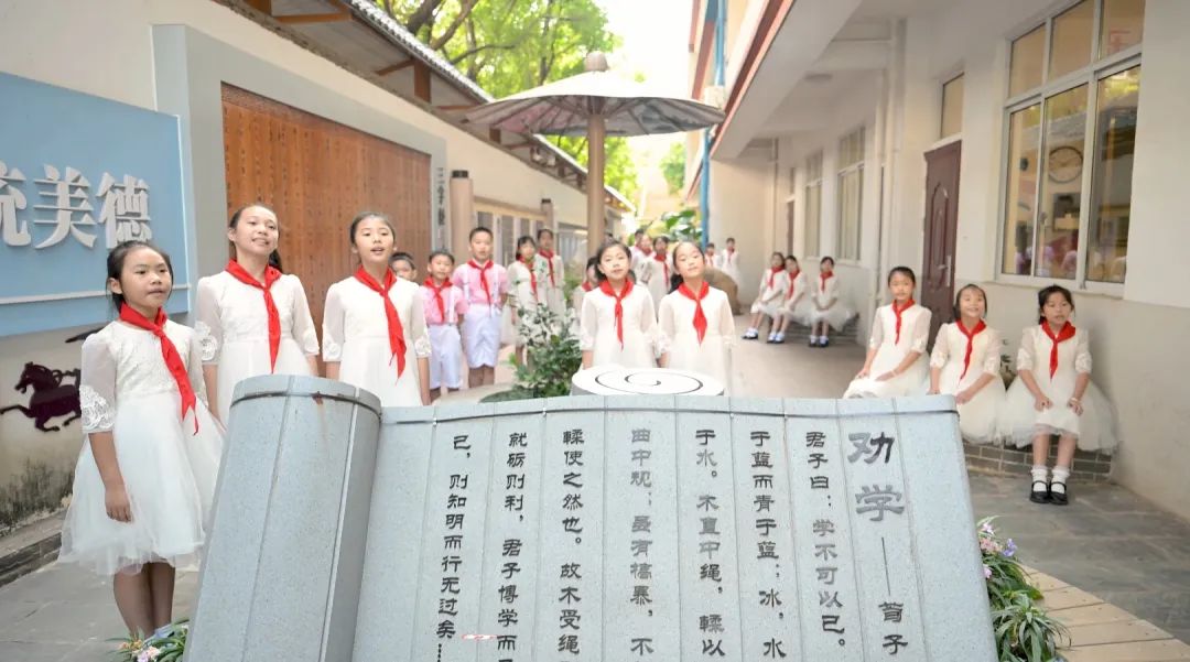 作曲,本校语文教师唐彦民和时任鹿寨县委宣传部调研室主任赖建辉作词