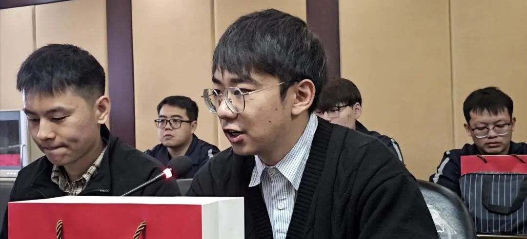 榆次站组织优秀青工代表田凯华进行"现身说法",将"成长锦囊"送给每