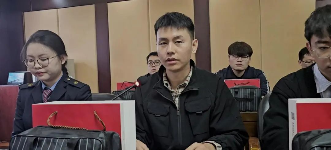 榆次站组织优秀青工代表田凯华进行"现身说法",将"成长锦囊"送给每