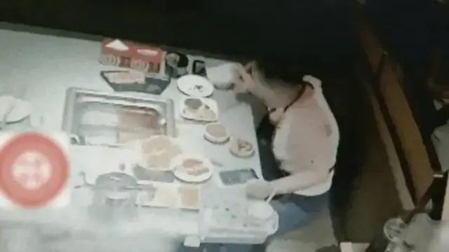 女子在火锅店内就餐在上述事情发生后的几个月内，该餐饮企业又陆续收到