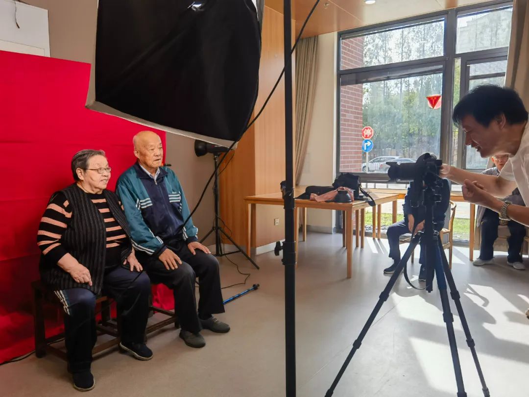 预计将为3000名老人拍照留念!松江区“定格时光”公益摄影服务启动_澎湃号·政务_澎湃新闻-The Paper