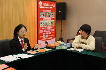 妇女儿童维权宣讲团成员许莉莉以案说法,现身说法,结合自己丰富的办案