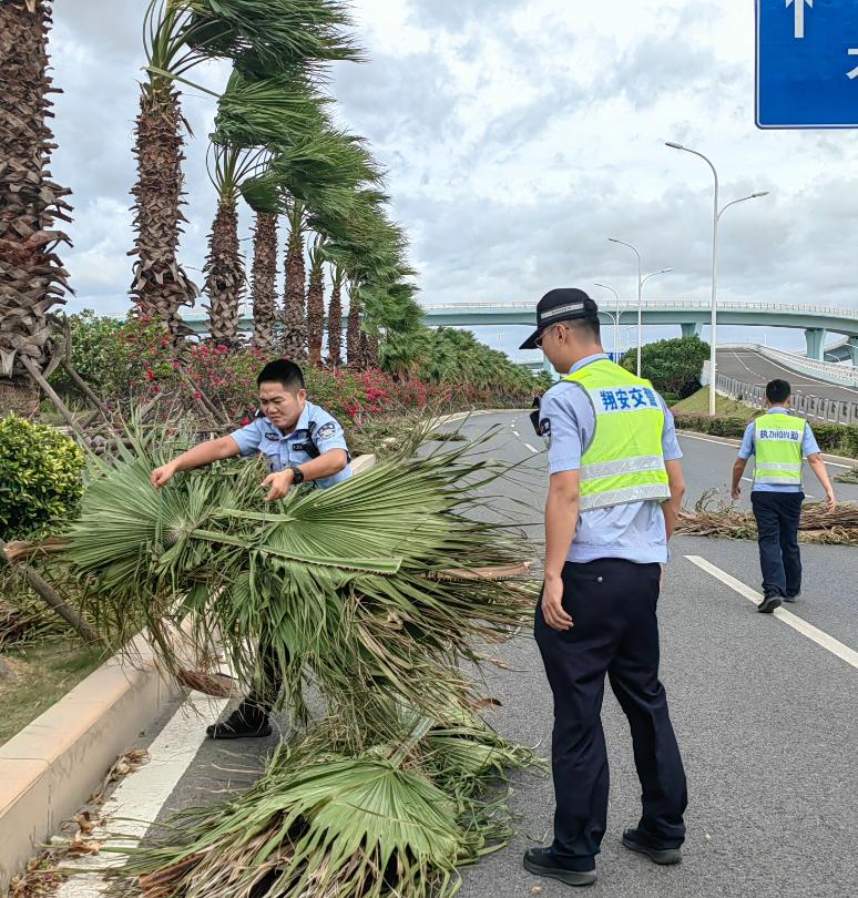 "康妮"带来狂风暴雨 福建交警全力以赴温暖守护!