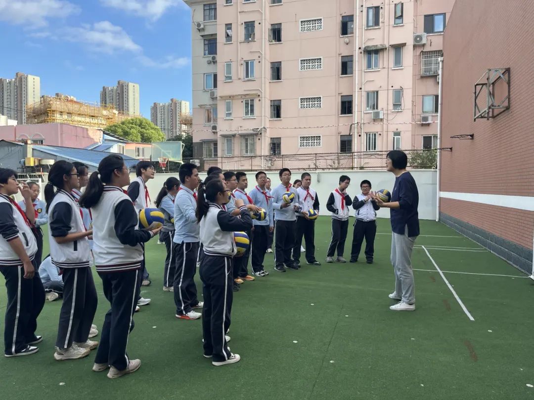 下午三点,走进位于徐汇区长桥街道的园南中学,初三年级的学生们正在上