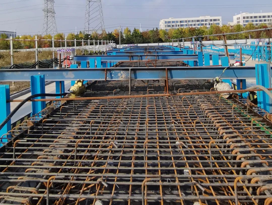 弘扬军都山精神 建功高质量发展 | 青兰高速2标项目首片预制箱梁成功