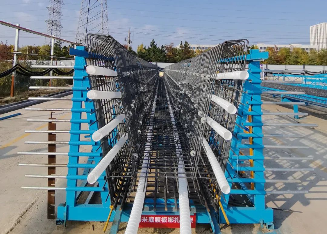 弘扬军都山精神 建功高质量发展 | 青兰高速2标项目首片预制箱梁成功