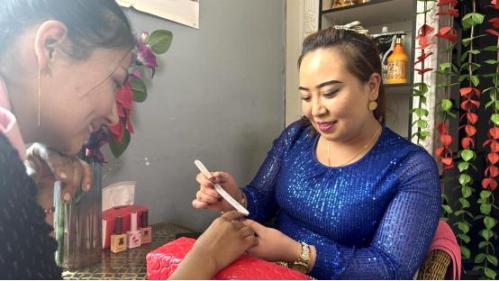 顾客古海尔尼萨·艾山对这家店也是赞不绝口她说:"村里的美容美发店为