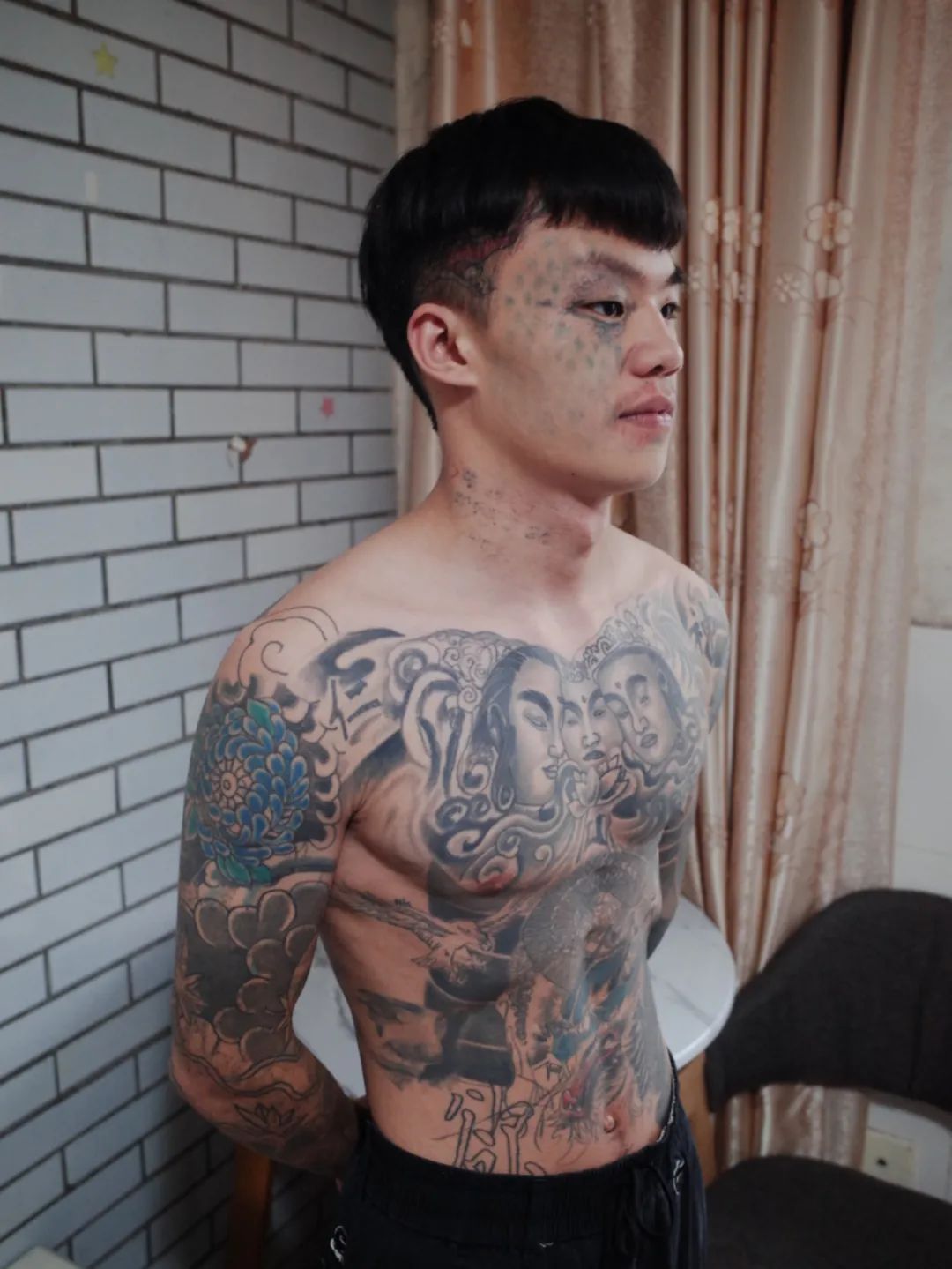 父亲把女儿捆起来干 18岁纹面男孩：没做成网红，也没洗掉文身