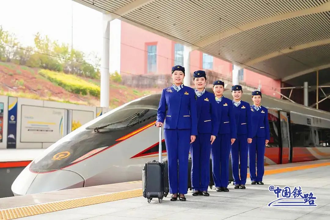 高铁乘务员冬季制服上新!