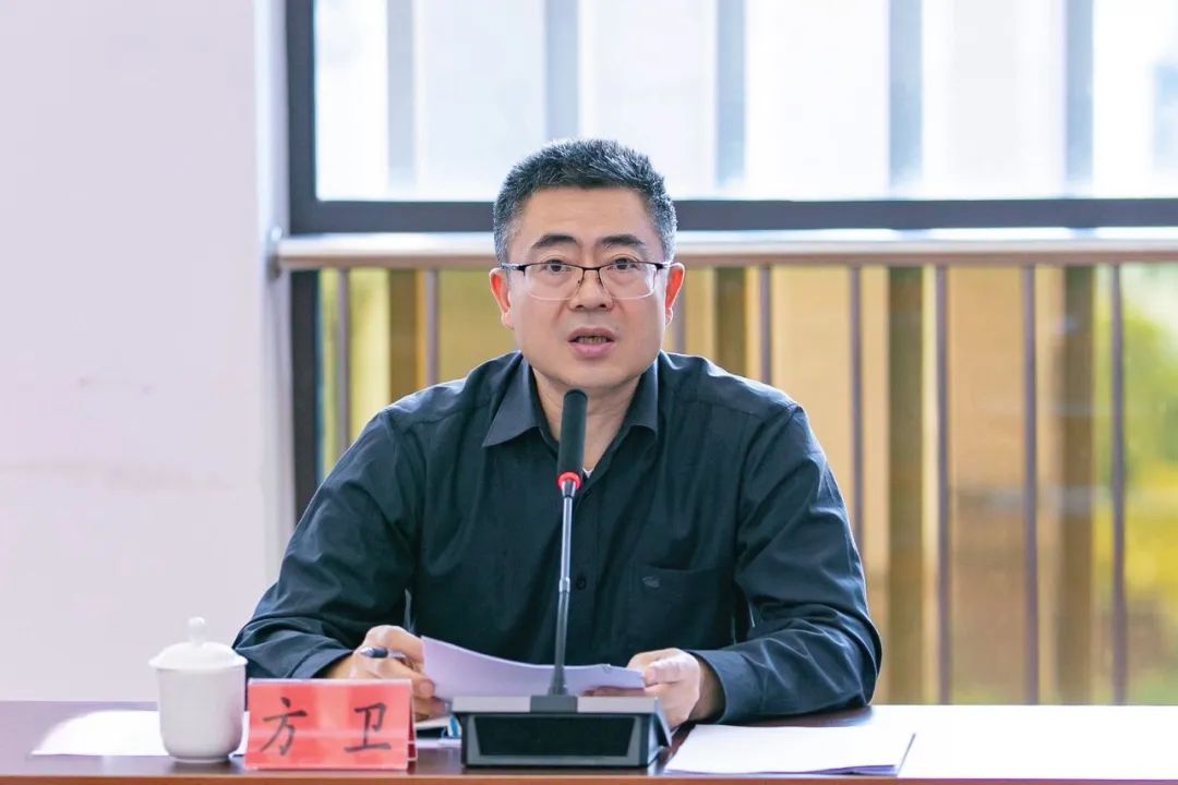 镇人大主席方卫主持会议。代表资格审查委员会副主任方素琴通报柘林镇第