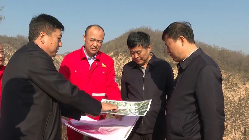 市委常委,常务副市长李茂胜,子长采油厂厂长钟宝鸿,副厂长冯正平和