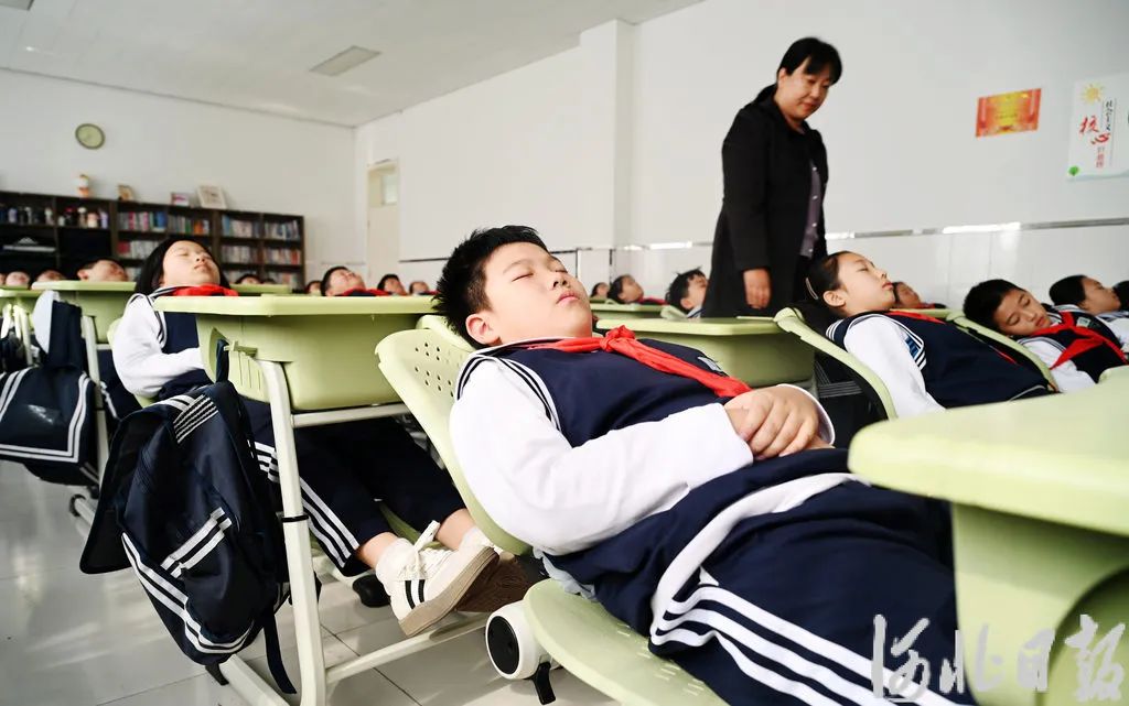 “趴睡”变“躺睡”！提高学生午休质量，雄安在行动→_澎湃号·政务_澎湃新闻-The Paper