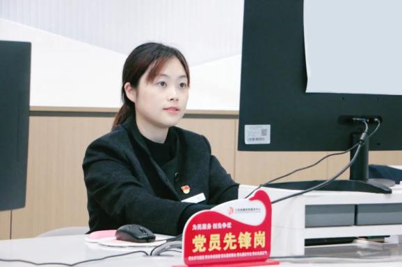 政务服务微笑服务_天府新区政务服务中心 窗口人员_天府新区行政审批局胡小月