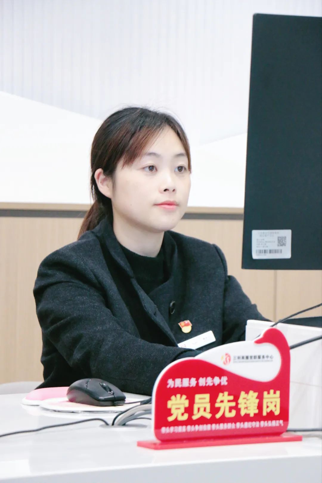天府新区政务服务中心 窗口人员_政务服务微笑服务_天府新区行政审批局胡小月