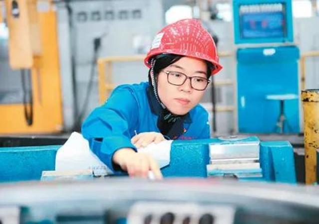 今年46岁的王志芳是江铃汽车股份有限公司智能装备中心模具总工程师