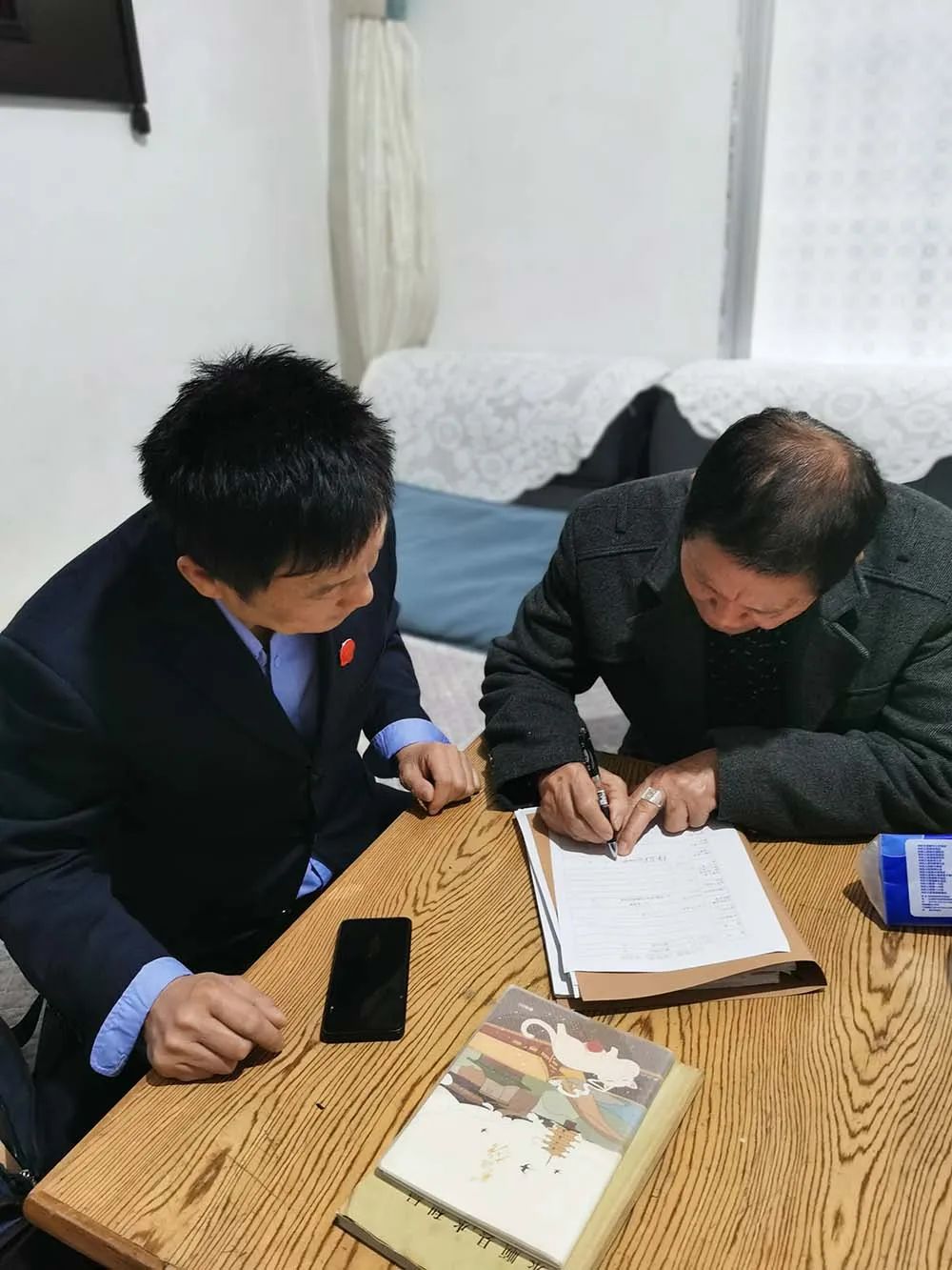 法院执行干警来到申请人徐某某永顺县家中，上门办理执行案款领取手续。被执行人梁某某因资金周转需要向申请