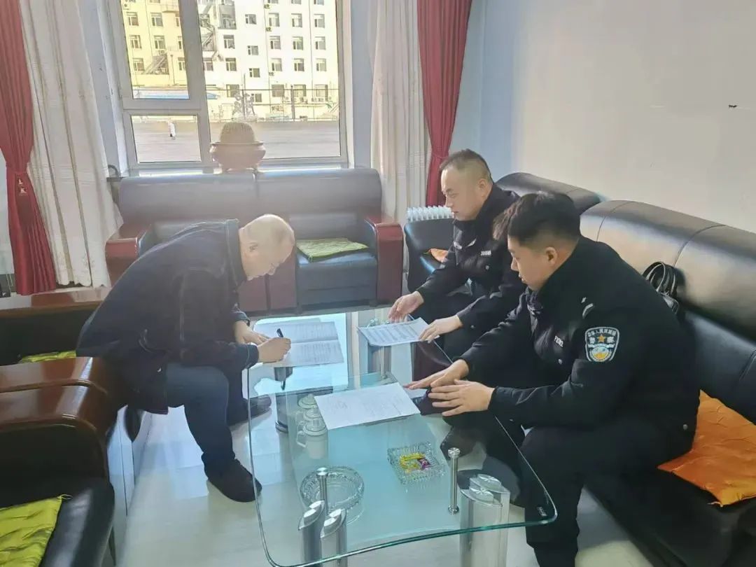 11月18日,吉林市公安局交巡警支队昌邑大队组织民警前往公交集团第六