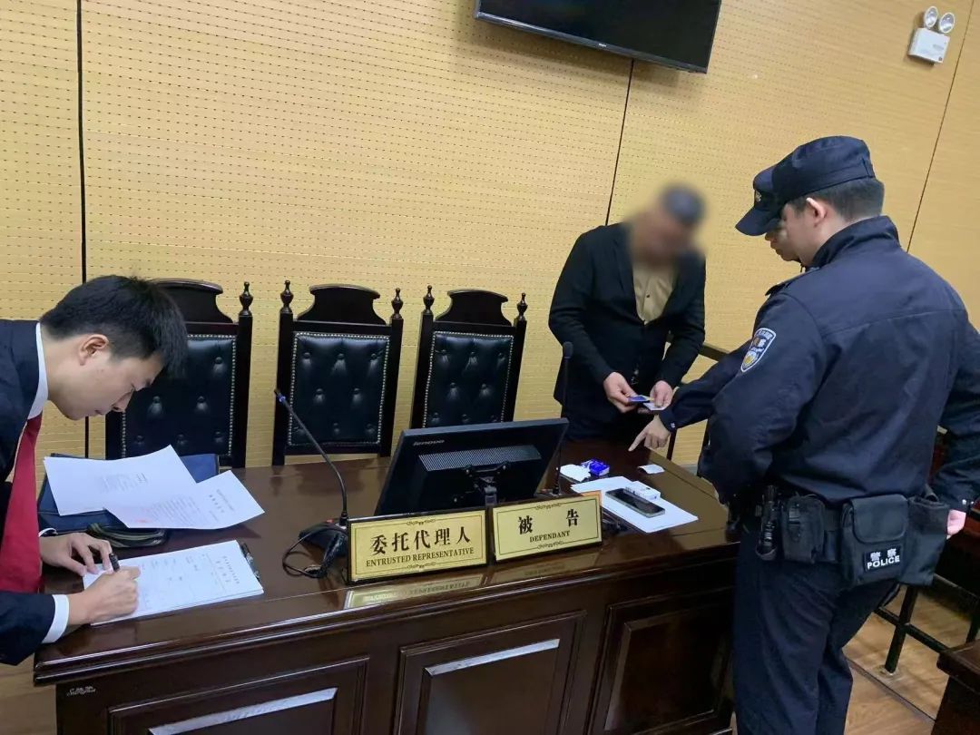 失联"老赖"现身法庭 执行干警蹲守秒拘