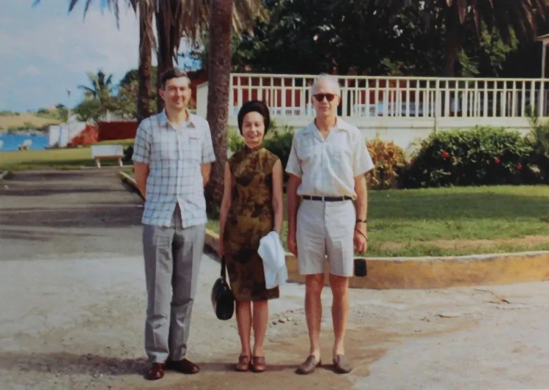 大学毕业获学士学位1943年,叶嘉莹(右二)与顾随先生及同班同学在顾随