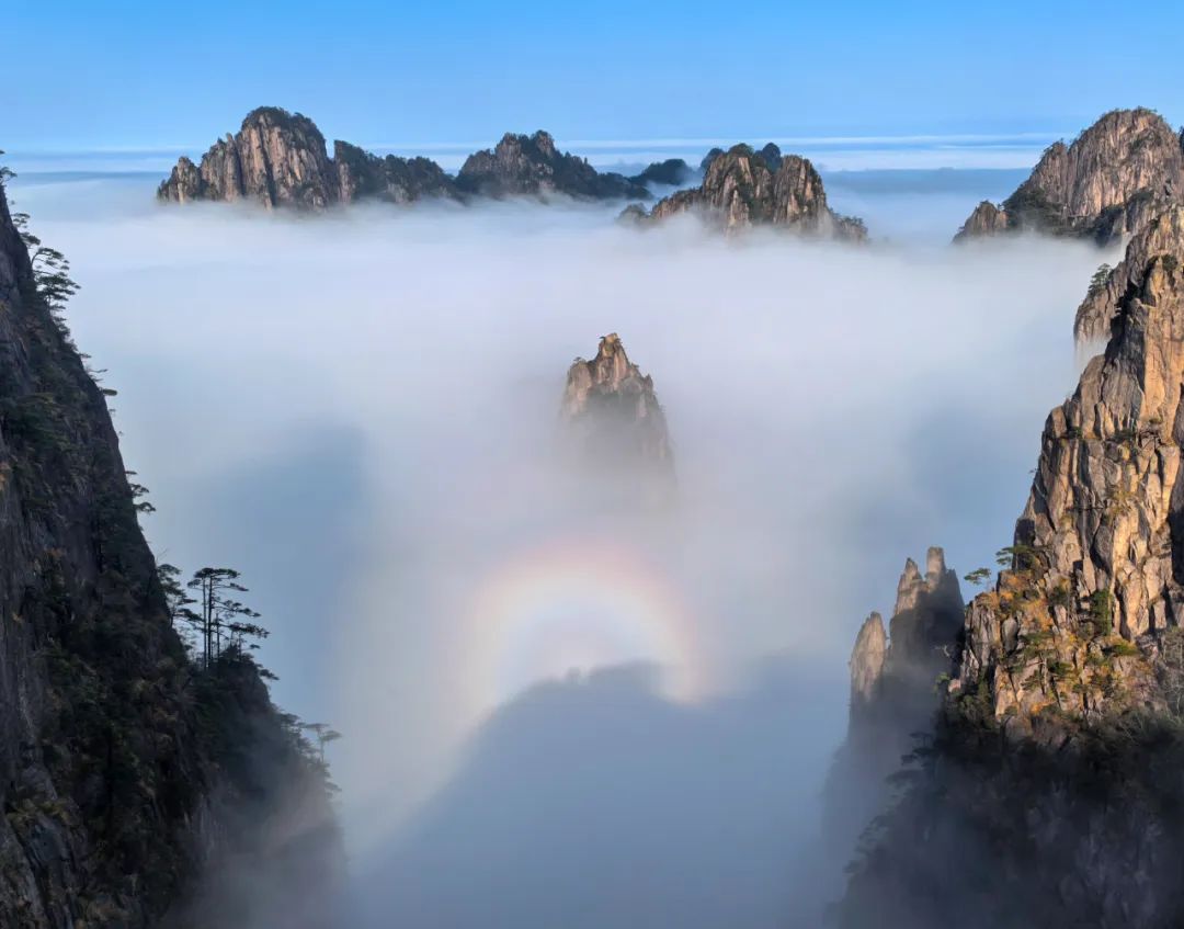 初冬黄山:云海与佛光共舞 美似仙境