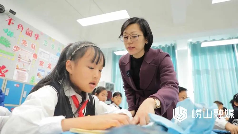 崂山区实验学校老师孙妮说:"20多年了,一路走来,看到孩子们的笑脸