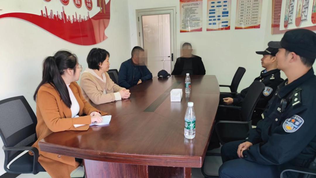 黄梅县新开镇家调室结合了综治中心和执法大队办公场所,在设计上,以"
