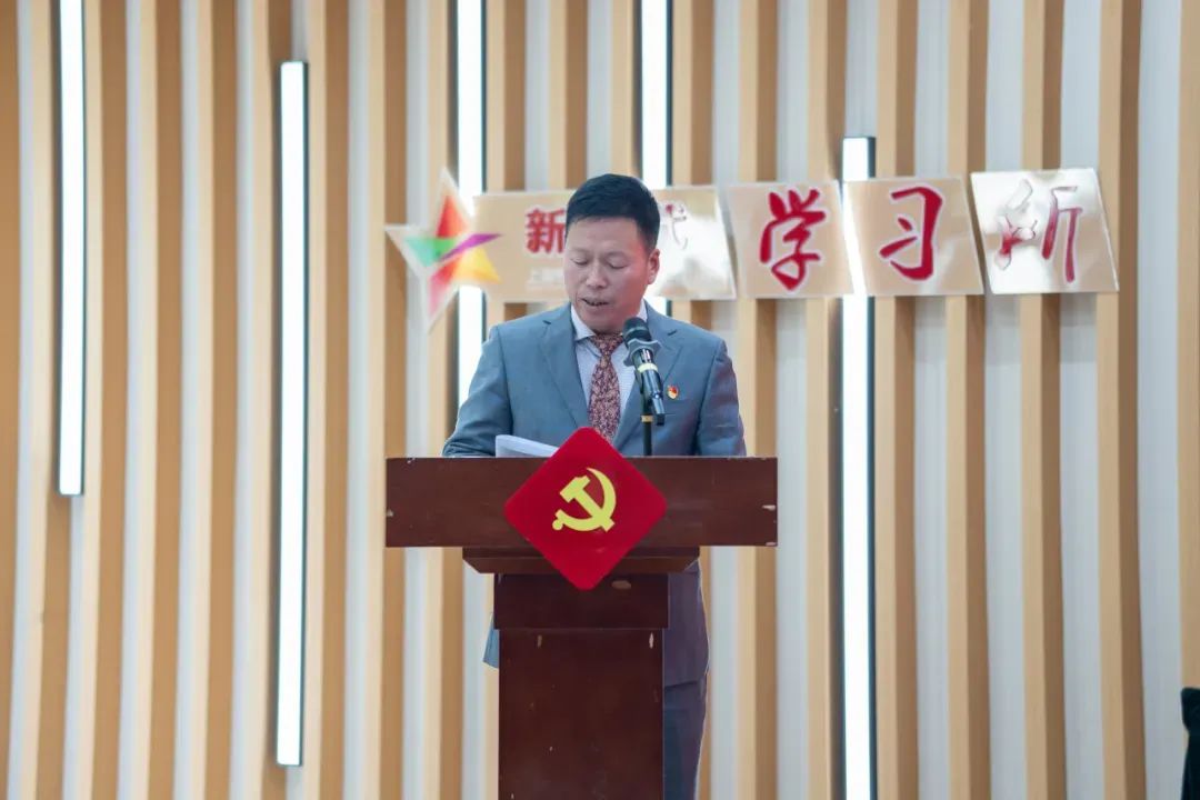 支部书记和江宁路街道快递外卖行业党支部纳管流动党员代表作交流发言。