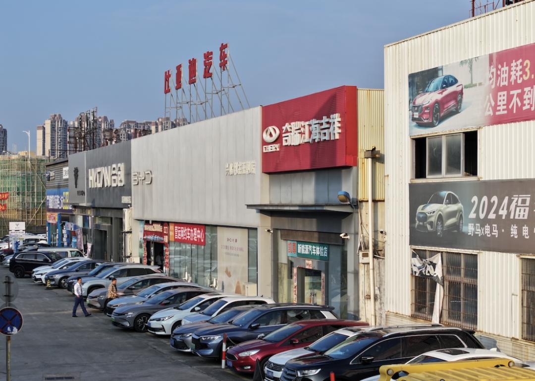 去年,理想汽车进驻利生车城,成立了专门的交付中心,开启线上线下销售